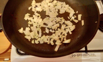 Шаг 6: Тем временем нарежьте лук кубиком и немного поджарьте его на сухой сковороде.