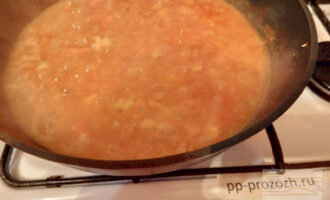 Шаг 7: Влейте воду, введите муку и томатную пасту, готовьте 5 минут.