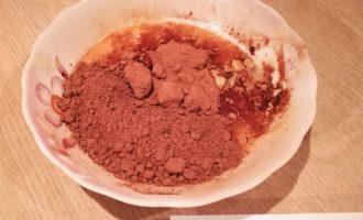 Шаг 5: К полученной смеси добавьте какао-порошок (40 грамм) и кэроб, хорошо перемешайте и уберите смесь в морозилку на пять минут.