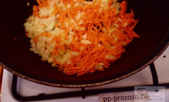 Шаг 4: Лук и морковь опустите в сотейник, налейте немного водички и готовьте 10 минут.