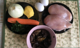 Шаг 1: Подготовьте ингредиенты. Куриное филе помойте, овощи почистите. Грибы разморозьте и дайте стечь лишней влаге.