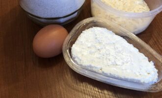 Шаг 1: Подготовьте ингредиенты: муку, яйцо, творог, сыр. И поставьте разогревать духовку на 180 градусов.