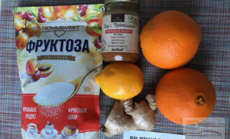 Шаг 1: Подготовьте продукты: апельсины, лимон, корень имбиря, фруктозу и мёд.