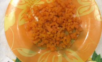 Шаг 7: Морковь отварите или приготовьте на пару до мягкости, очистите и мелко нарежьте.