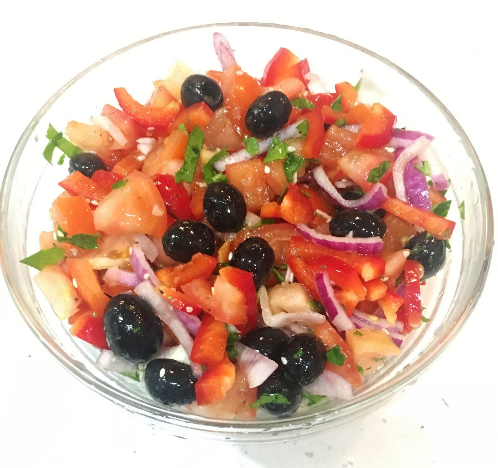 Салат с оливками и помидорами