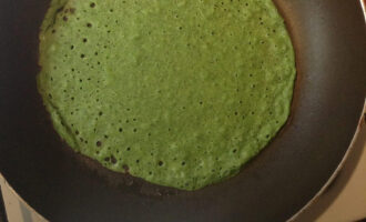 Шаг 7: Выпекайте на сухой антипригарной сковороде 3 минуты с одной стороны и 30 секунд с другой стороны (так одна сторона будет более темной и коричневатой, а верхняя останется ярко-зеленой).