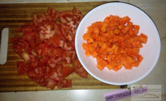 Шаг 4: Нарежьте морковку и помидоры кубиками.