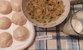 Шаг 1: Подготовьте ингредиенты: тесто, тушеную капусту, молоко для смазывания пирожков перед запеканием.
Тесто вы можете приготовить по рецепту: https://pp-prozozh.ru/pp-testo-dlja-pirozhkov.html
