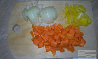 Шаг 3: Очистите лук, морковь. Нарежьте перец соломкой, лук и морковь - кубиками.