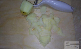 Шаг 5: Второе яблоко нарежьте тонкими слайсами (в этом вам поможет прибор для чистки овощей).