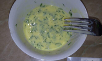 Шаг 5: В отдельной миске взбейте вилкой яйцо, добавьте йогурт или сметану, немного посолите и добавьте мелко нарезанный укроп. Перемешайте. Смешайте эту смесь с остывшей морковью.