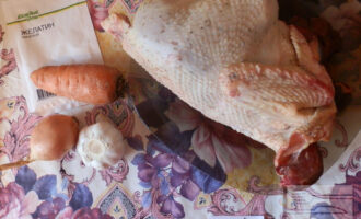 Шаг 1: Подготовьте ингредиенты: куриная тушку, луковицу, морковь, чеснок, воду, желатин, лавровый лист, перец горошком.