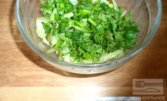 Шаг 7: Высыпьте в салат зелень, хорошо перемешайте.