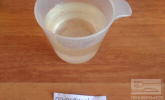 Шаг 3: В стакане смешайте оливковое масло с водой. Хорошо размешайте жидкость.