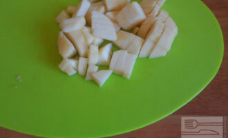 Шаг 5: Нарежьте яблоко кубиком.