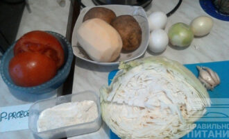 Шаг 1: Подготовьте следующие ингредиенты: капусту, картофель, лук репчатый, чеснок, яйцо, томаты, все помойте.