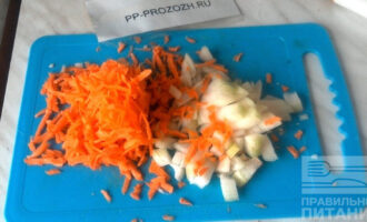 Шаг 3: Морковь и лук репчатый мелко нарежьте.