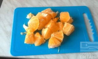 Шаг 2: Апельсины очистите от кожуры и косточек. Тыкву лучше предварительно заморозить, так она будет сочнее.