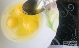 Шаг 3: Взбейте яйца и добавьте 3 столовых ложки мёда с горкой.