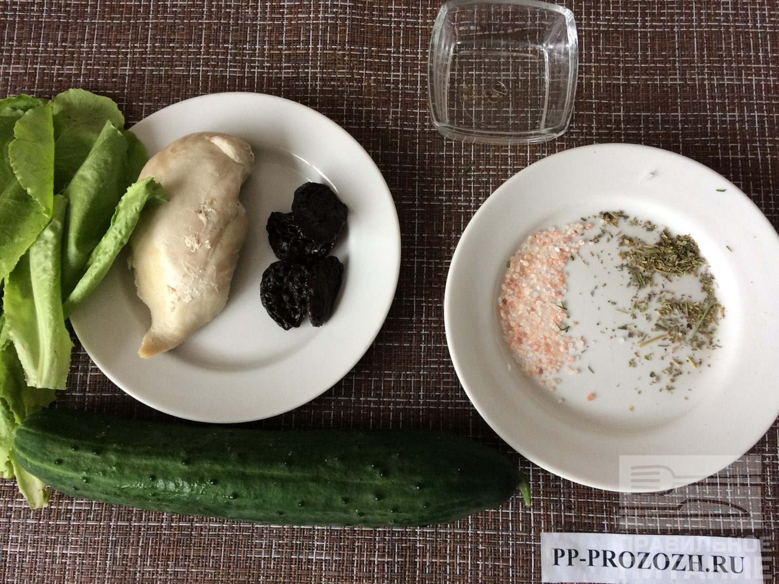 Салат с черносливом, курицей и огурцом – вкусный и простой фото рецепт приготовления