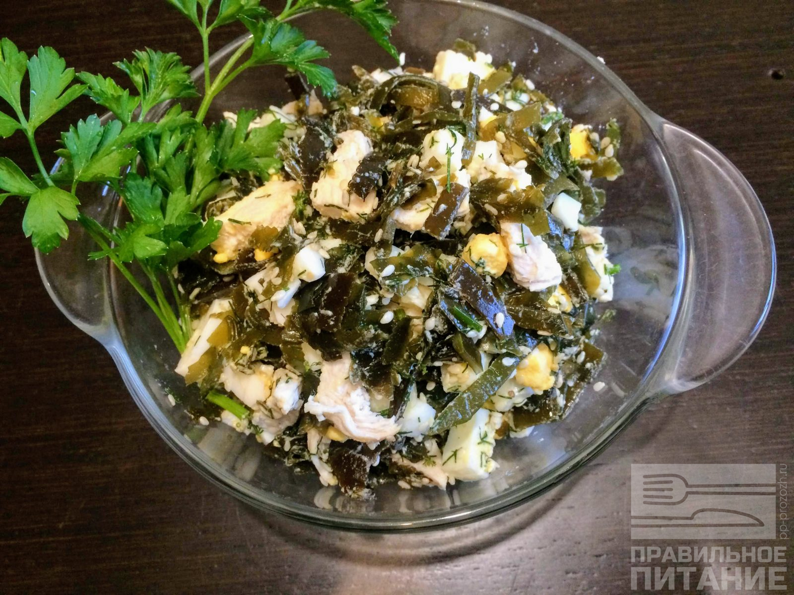 Диетический салат из морской и белокочанной капусты