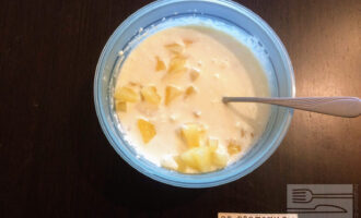 Шаг 7: В творожную массу влейте сок с желатином и всыпьте порезанные ананасы.