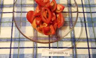 Шаг 2: Нарежьте дольками помидоры.