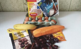 Шаг 1: Для начала приготовьте все необходимые ингредиенты: морковь, овсяные хлопья, бананы, финики, яйца, кокосовую стружку и мускатный орех.