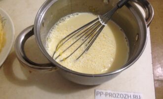Шаг 7: В молоке для крема растворите стевию или любой другой сахарозаменитель по Вашему вкусу. Вылейте молоко к желткам с крахмалом и венчиком хорошо размешайте.