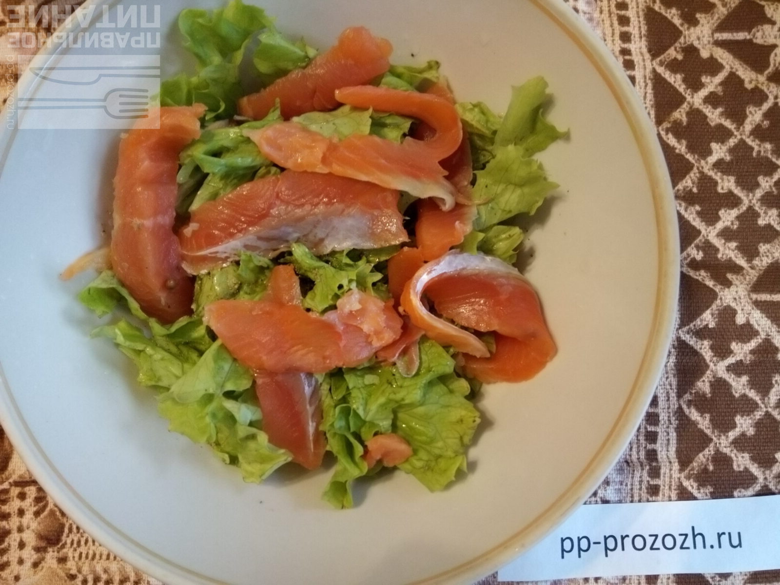 Салат с жареным лососем и овощами
