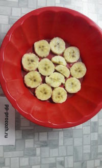 Шаг 3: Нарезанный банан уложите на дно формы, в которой будете запекать. Лучше брать силиконовую, чтобы пирог хорошо отошёл.