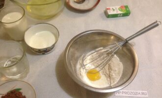 Шаг 2: В миску выложите один желток, влейте молоко, всыпьте овсяную муку, разрыхлитель и стевию или любой другой заменитель сахара по вашему вкусу. Все тщательно перемешайте венчиком. Получится жидкое тесто.