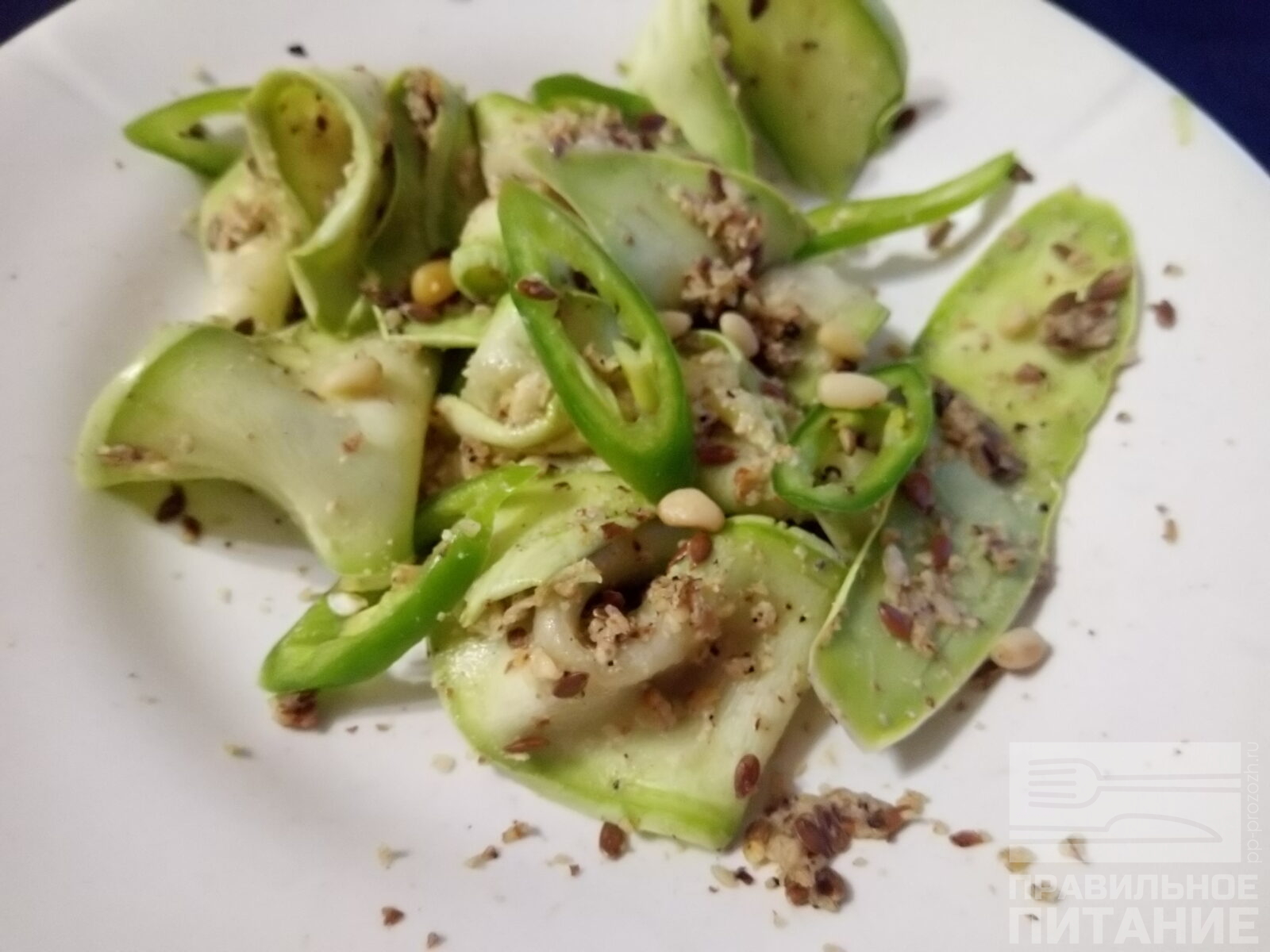 Теплый салат из кабачков с гренками и зеленью