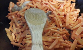 Шаг 5: Затем положите морковь, порезанную соломкой.